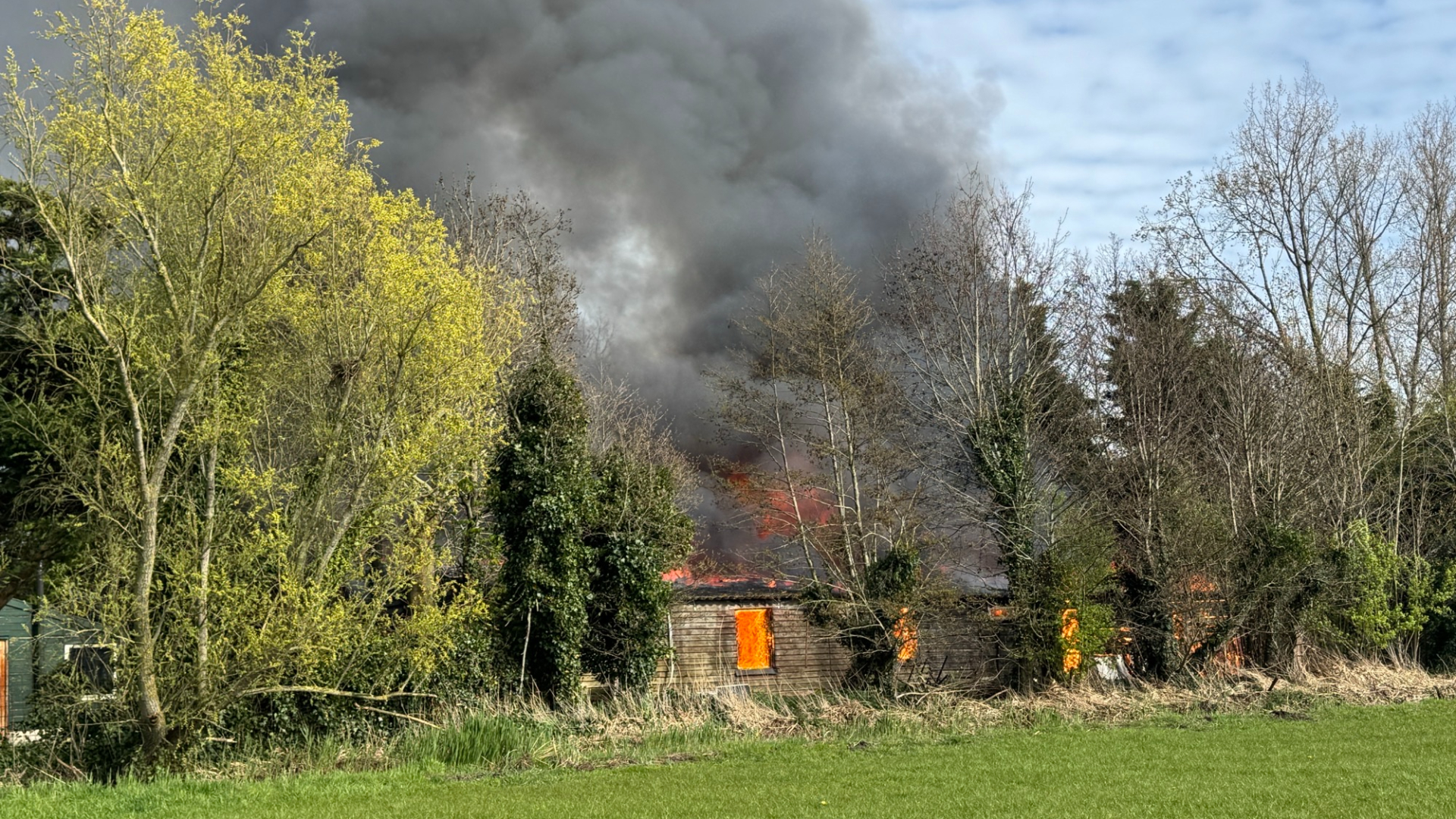 Schuurbrand in Vinkeveen, N201 afgesloten