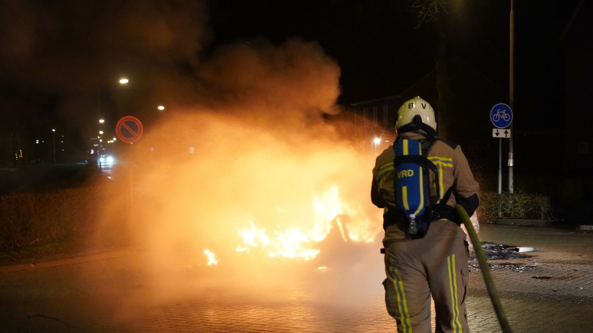 Caravan in vlammen op onder toeziend oog van groep jongeren