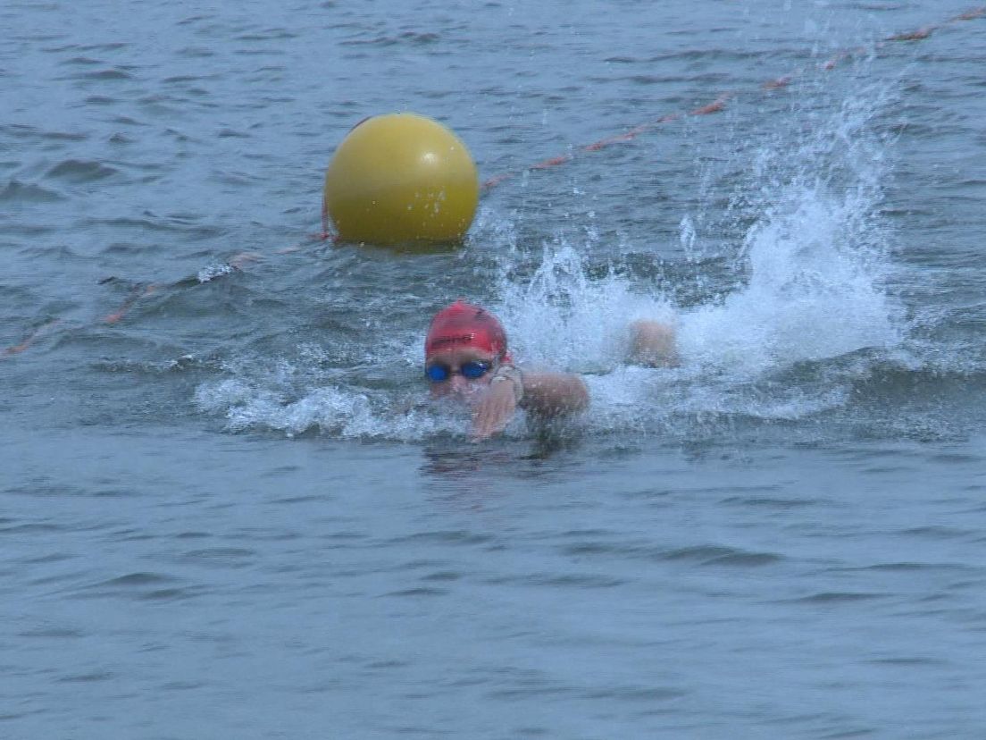 Lars Bottelier, winnaar van de olympische 10 km bij het ONK Open Water Zwemmen in Heerjansdam
