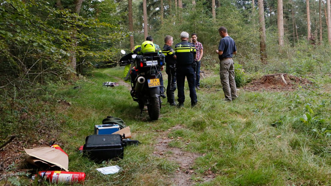 Er waren veel agenten aanwezig.