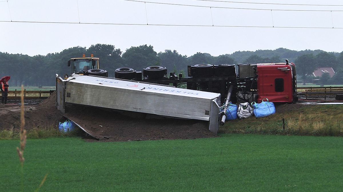 Vrachtwagen kantelt tijdens werkzaamheden aan spoor naar Coevorden