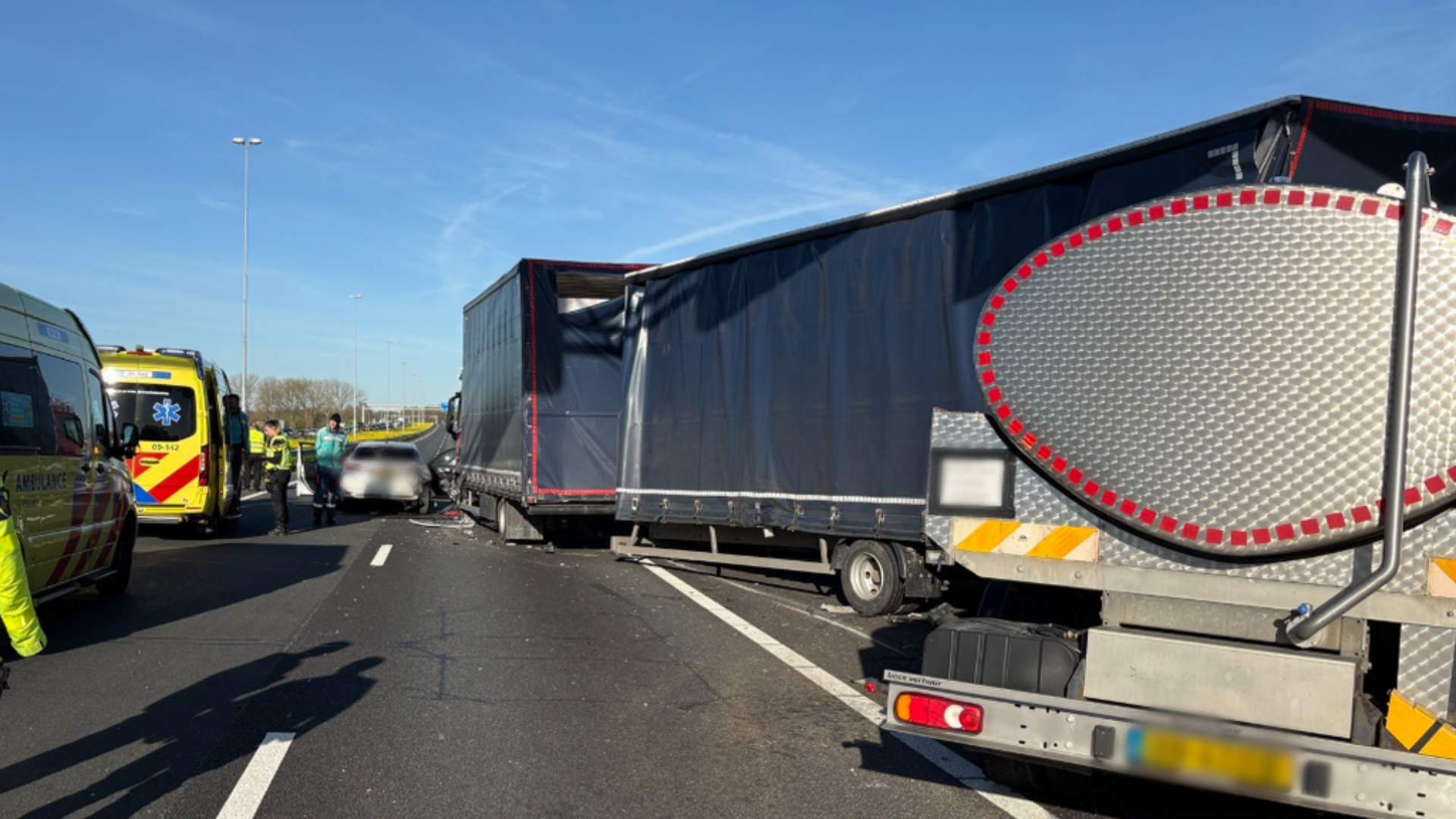 A27 dicht na ongeluk met 2 vrachtwagens en 2 auto's