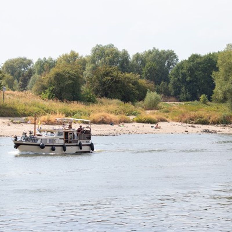 Rijn duikt onder laagste waterstand ooit - Omroep Gelderland