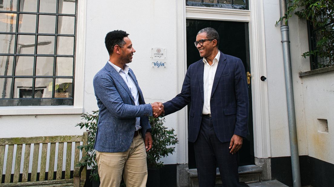 Rechts de Kaapverdische minister van Toerisme, links Joshua van Eijndhoven