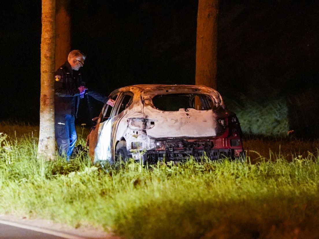 De politie onderzoekt of de uitgebrande auto iets te maken heeft met de schietpartij