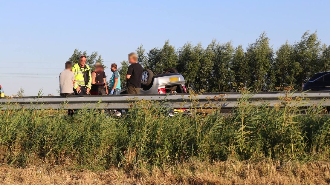 De auto op de kop op de A7