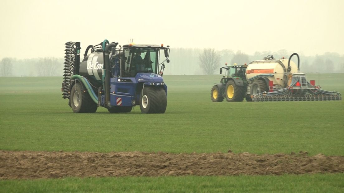 Loonwerkers pompen de kelders leeg en injecteren in het land.