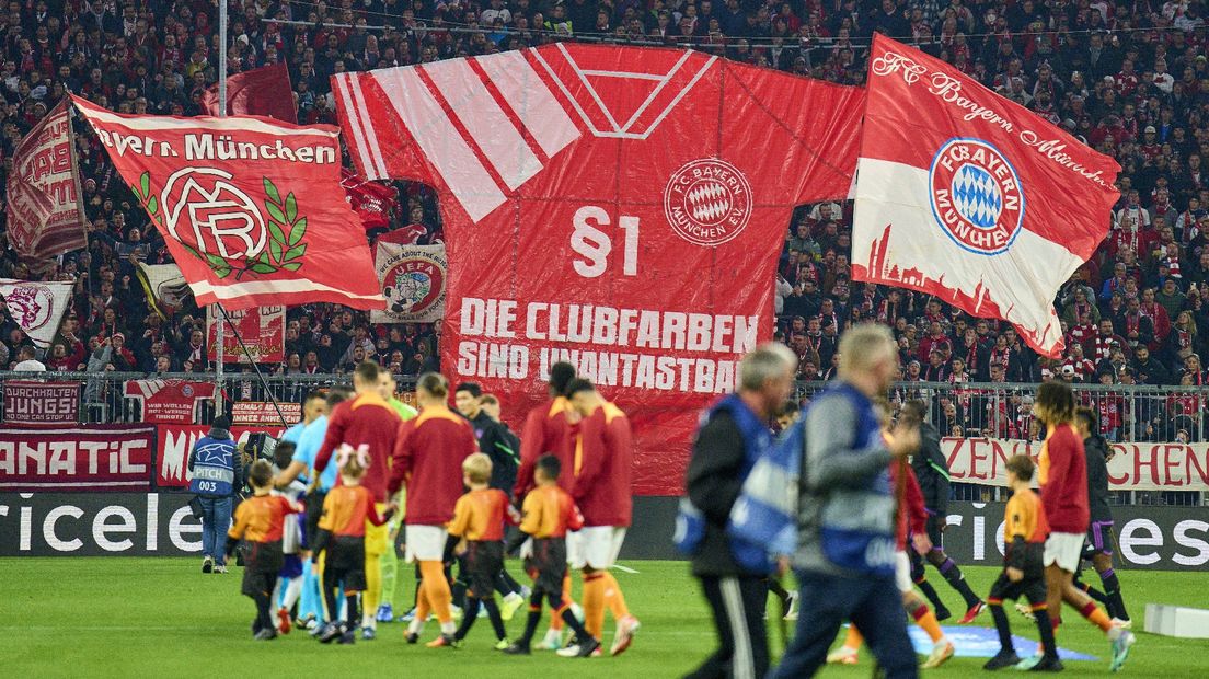 FC Bayern-supporters protesteren tegen de uitshirts van de recordkampioen in de Champions League