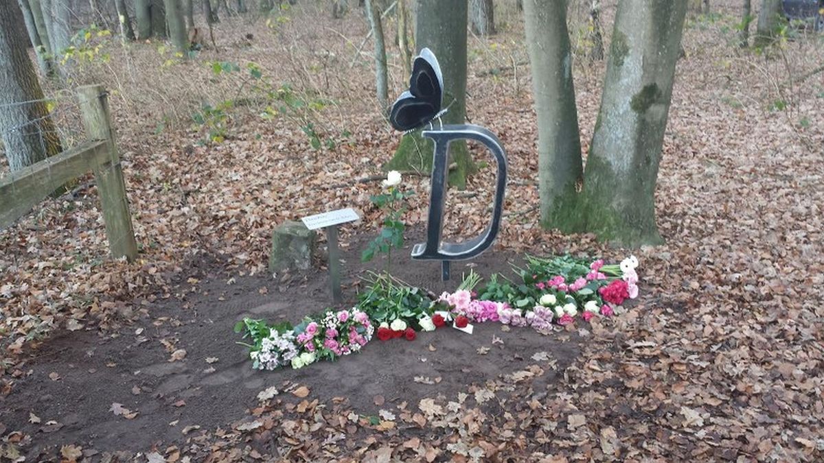 Familie en vrienden onthullen monument voor Dascha
