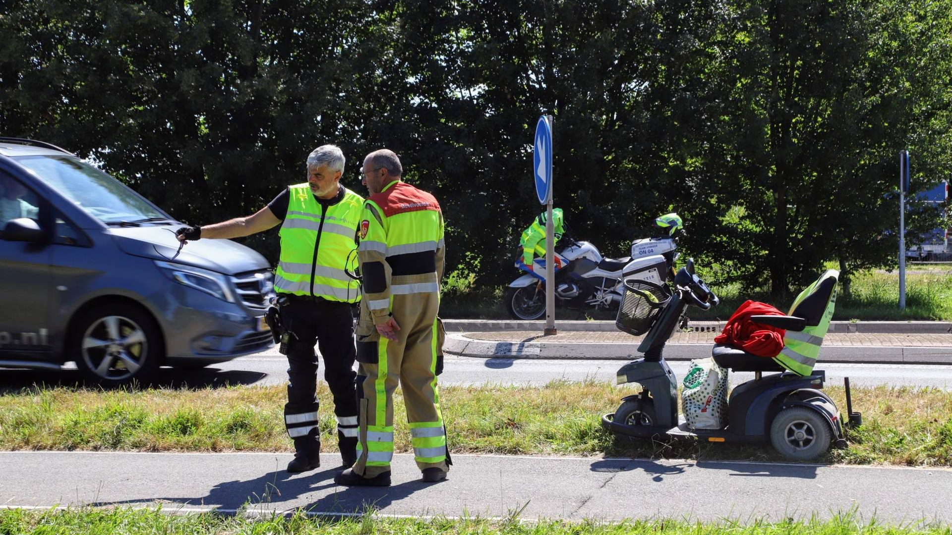 Passanten vinden man in sloot en scootmobiel op straat