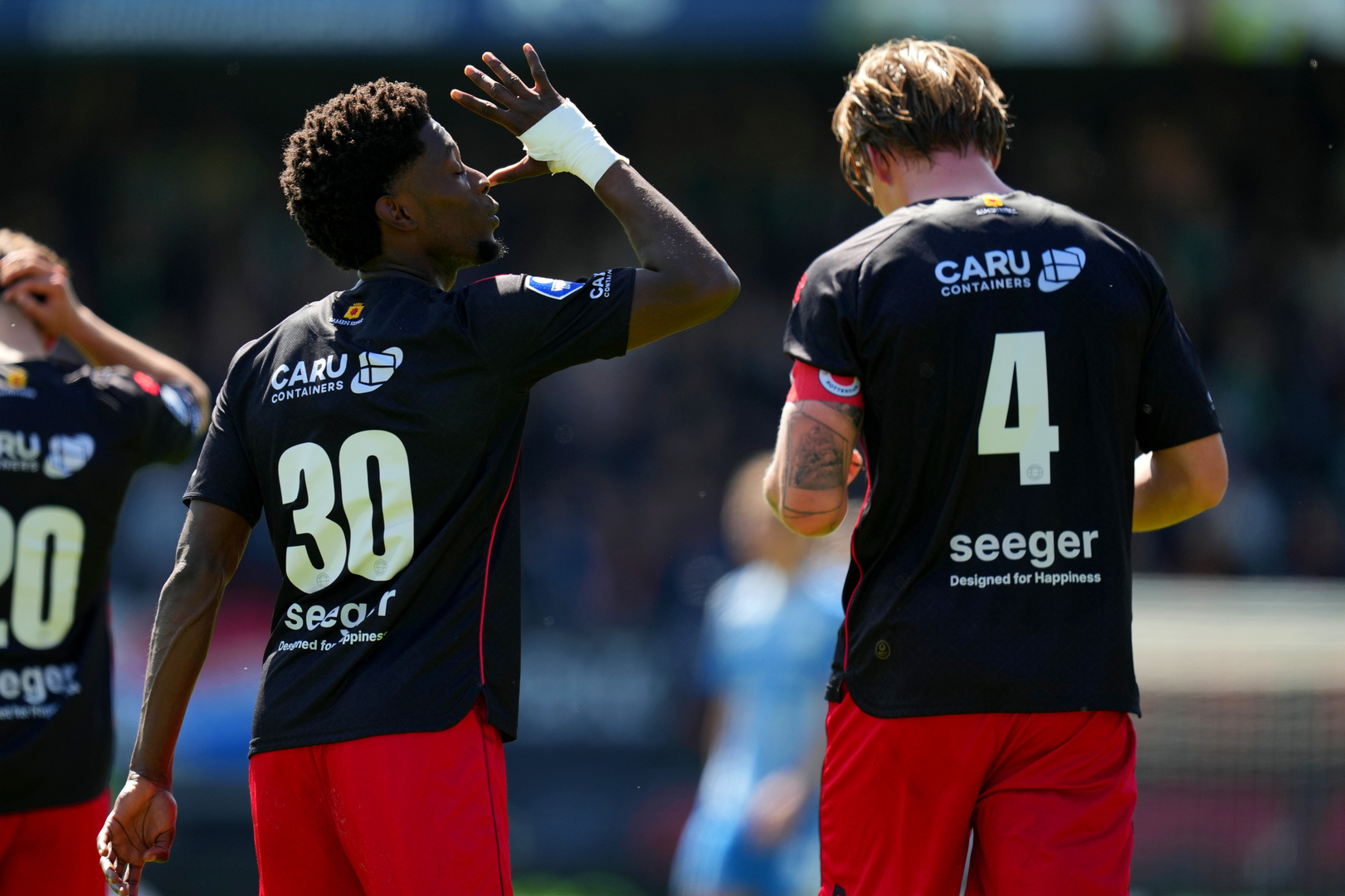 Sanches Fernandes viert zijn doelpunt met aanvoerder Widell