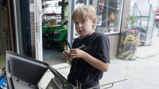 8-jarige Mik helpt mee in bedrijf dat zijn overgrootopa 100 jaar geleden begon: 'Zit te sleutelen' Nieuws