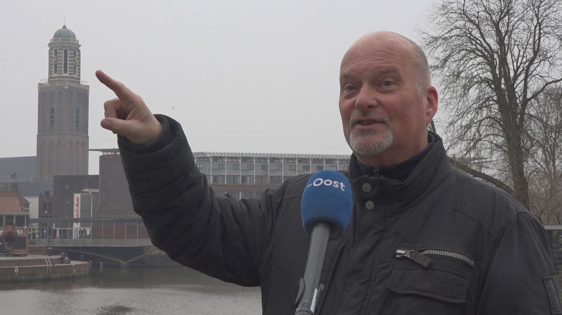 Martien van der Knijff wijst aan waar hij zit als hij Radar Love op het carillon van de Peperbus speelt.