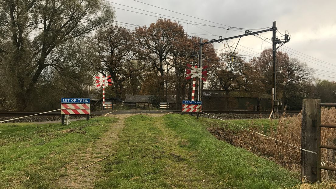 De openbare onbewaakte overweg van de familie Middelveld in Hoogeveen (Rechten: RTV Drenthe/Serge Vinkenvleugel)