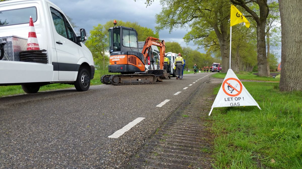 Landbouwvoertuig rijdt door berm: gas- en waterleiding kapot in Orvelte