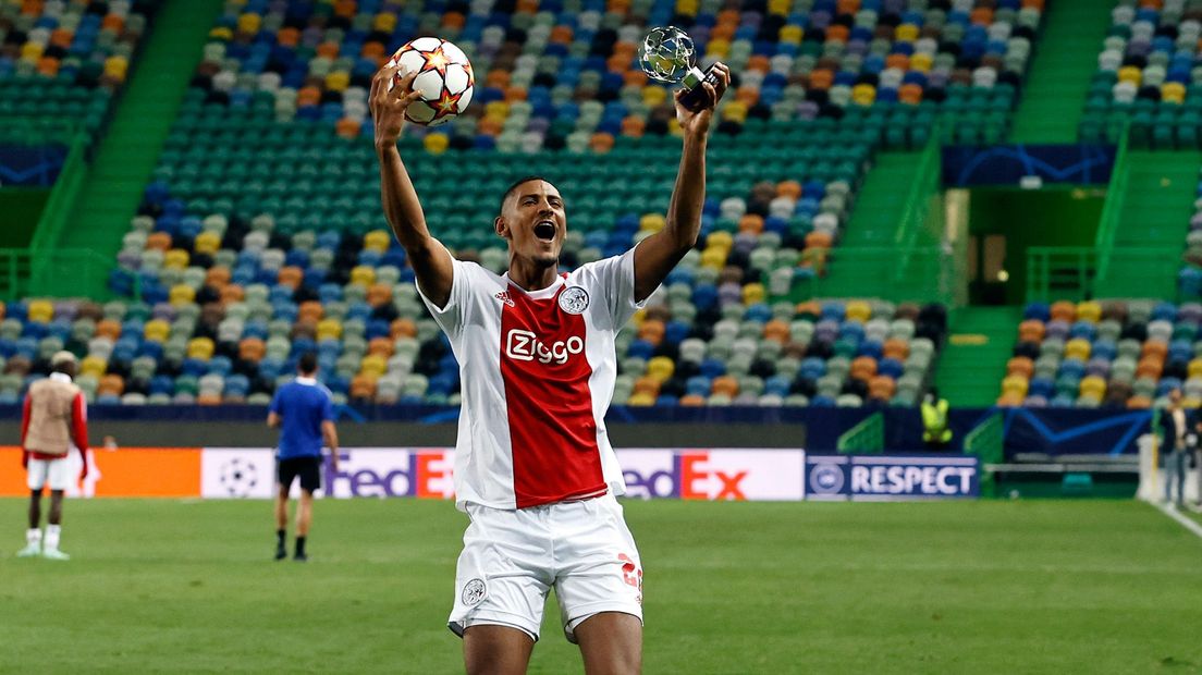 Haller met de wedstrijdbal en de prijs voor man-of-the-match