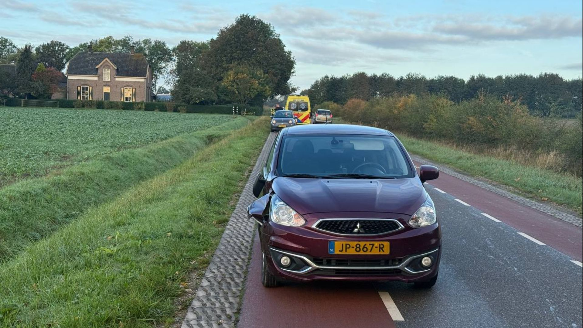 Fietser gewond in sloot na aanrijding.