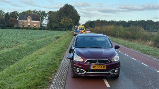 Fietser gewond in sloot na aanrijding. Fietser gewond in sloot na aanrijding.