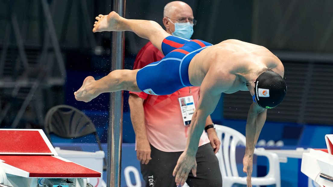 Arno Kamminga duikt het olympisch water in