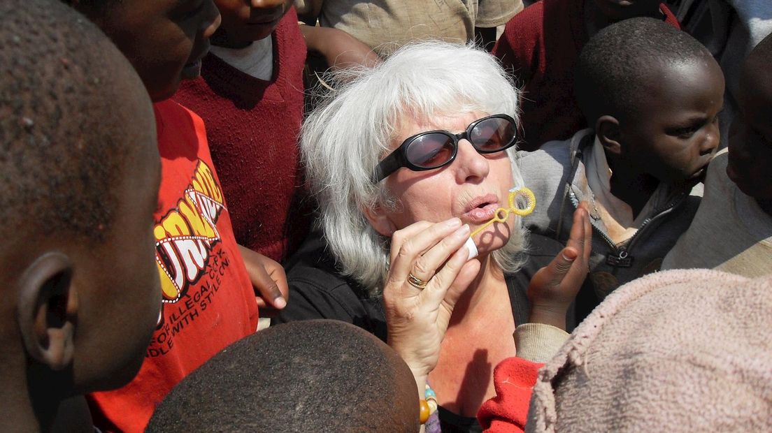 Cobi Noordhoff met kinderen uit Matamba, Tanzania