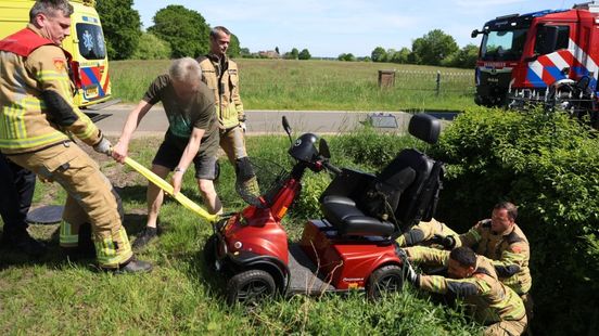 Vrouw belandt met scootmobiel in greppel | Fietsers gewond bij botsing in Zwolle. Vrouw belandt met scootmobiel in greppel | Fietsers gewond bij botsing in Zwolle.