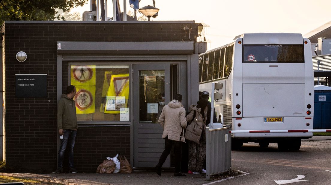 Asielzoekers bij het aanmeldcentrum in Ter Apel