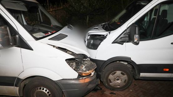 Pakketbezorgers botsen op elkaar • aanrijding op rotonde. Pakketbezorgers botsen op elkaar • aanrijding op rotonde.