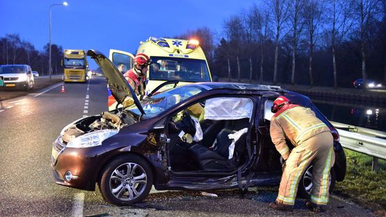Auto en vrachtwagen botsen: inzittende naar het ziekenhuis Nieuws