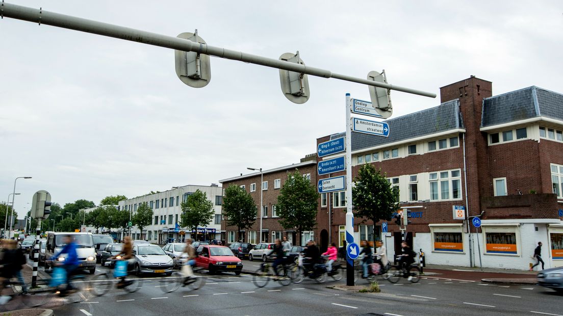 De kruising van de Amsterdamsestraatweg met de Marnixlaan / St.-Josephlaan.