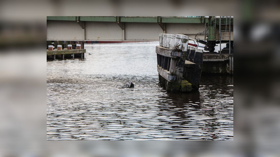 De brêge by Skûlenboarch wie moannenlang stremd foar auto's nei in oanfarring fan in skip