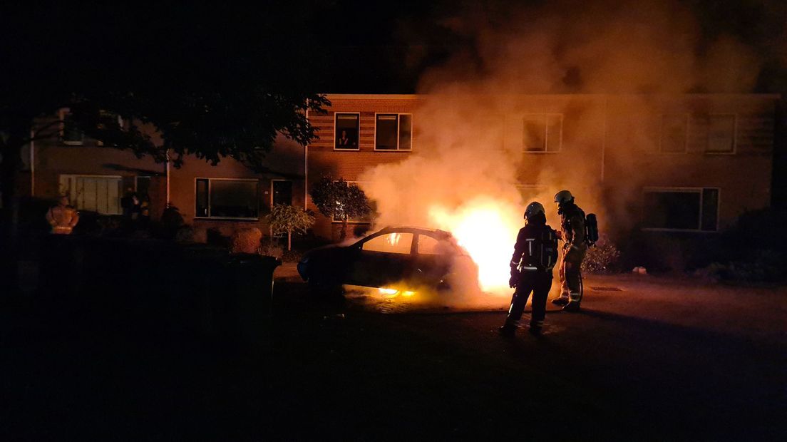 De brandweer kon niet voorkomen dat de auto volledig uitbrandde