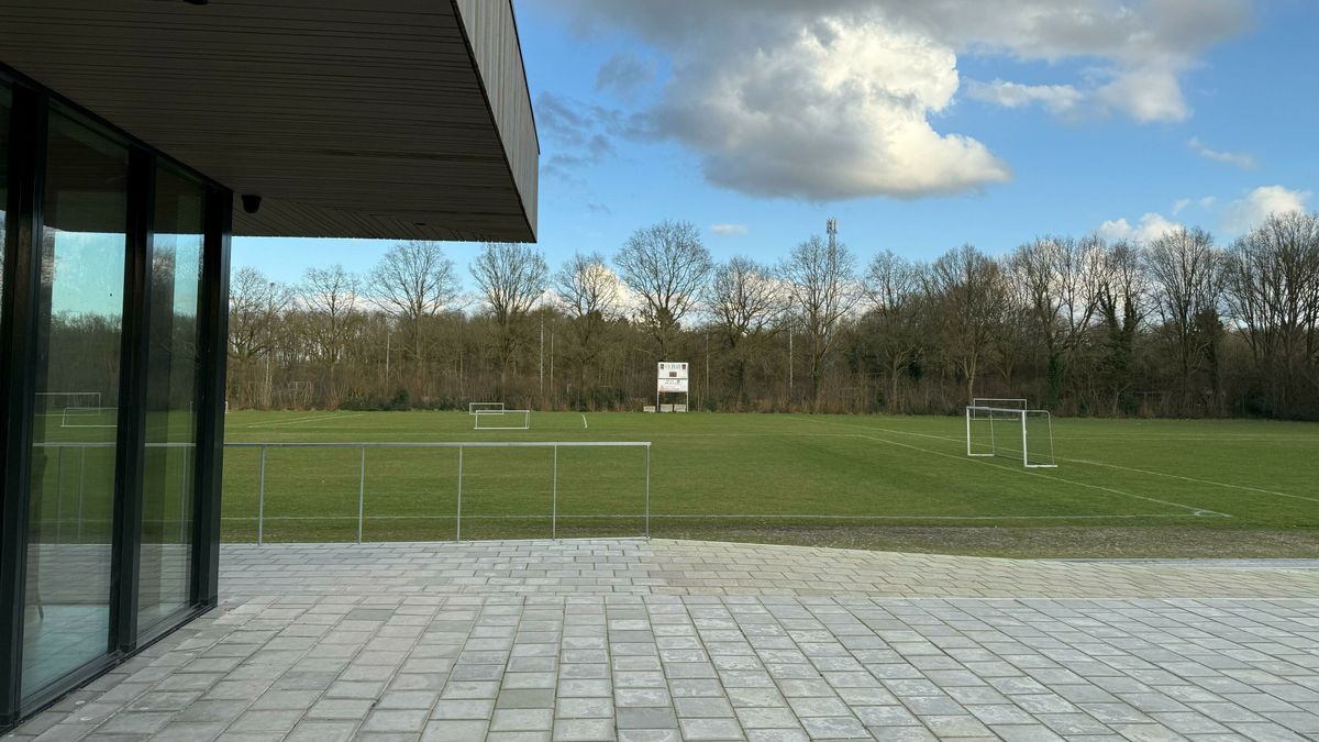 Gras weer groen bij VV Peize: nieuw hoofdveld en stroom voor het sporthuis