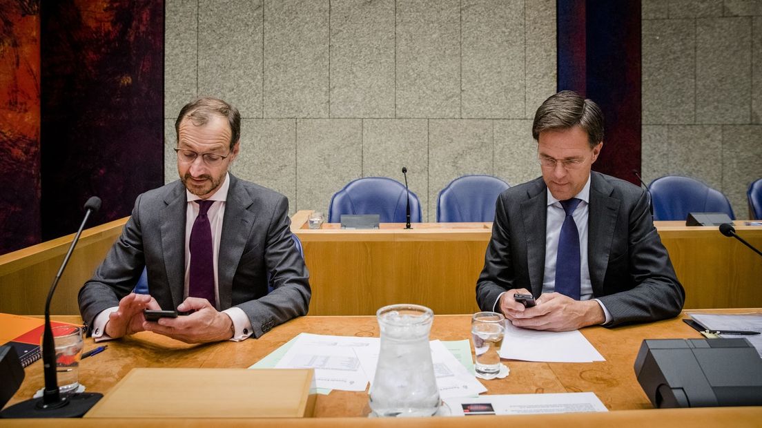 Minister Wiebes (links) en premier Rutte