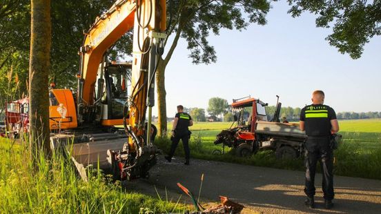 Bestuurder bakwagen naar ziekenhuis na botsing met graafmachine