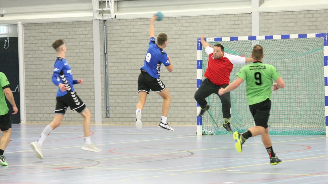 Bart Koetje met een doelpoging namens Delta Sport/EOC