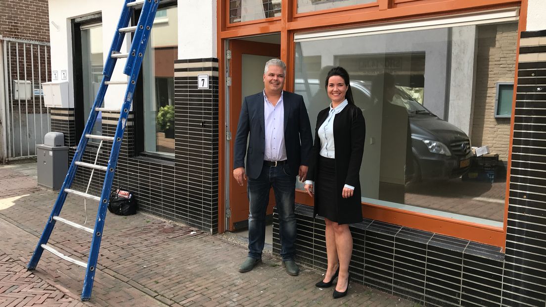 Ondernemer David Maas en verhuurster Priscilla Hazelhof voor de eerste nieuwe binnenstadswoning in de Singelpassage (Rechten: Margriet Benak /RTV Drenthe)