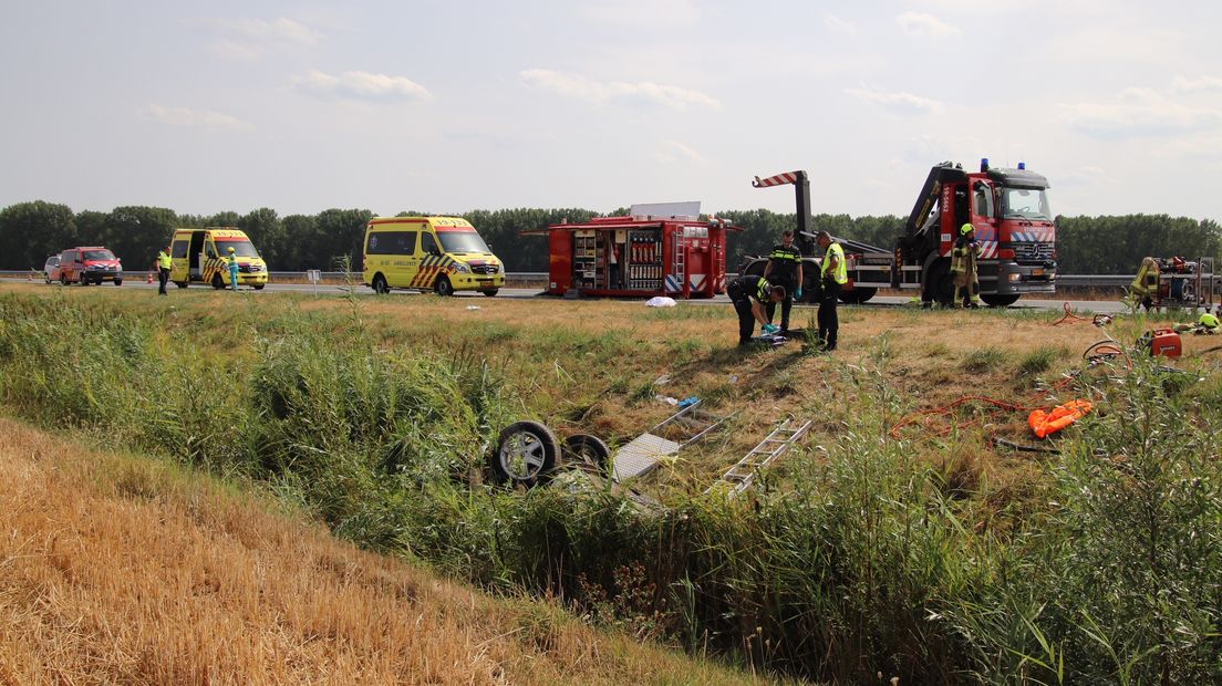 De auto raakte door nog onbekende oorzaak in de sloot