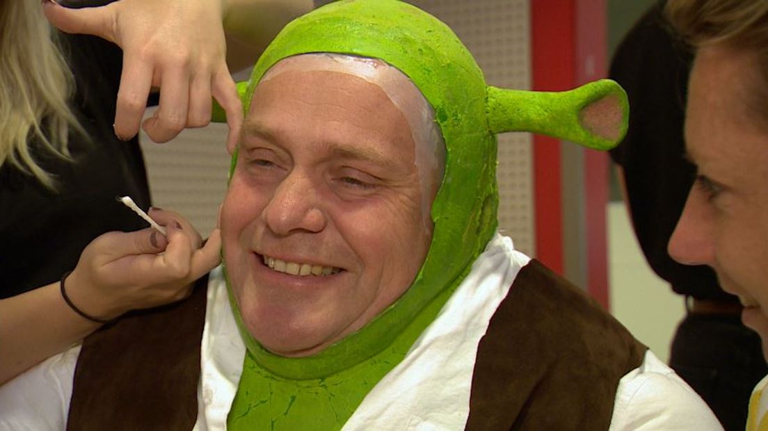 Je moet er even een tijdje voor stil blijven zitten, maar dan zie je er ook echt uit als Shrek. Acteur Daniel Wolters staat de komende dagen als het groene sprookjesfiguur op het podium in Wageningen en daarvoor moet hij elke dag een paar uur in de grime.