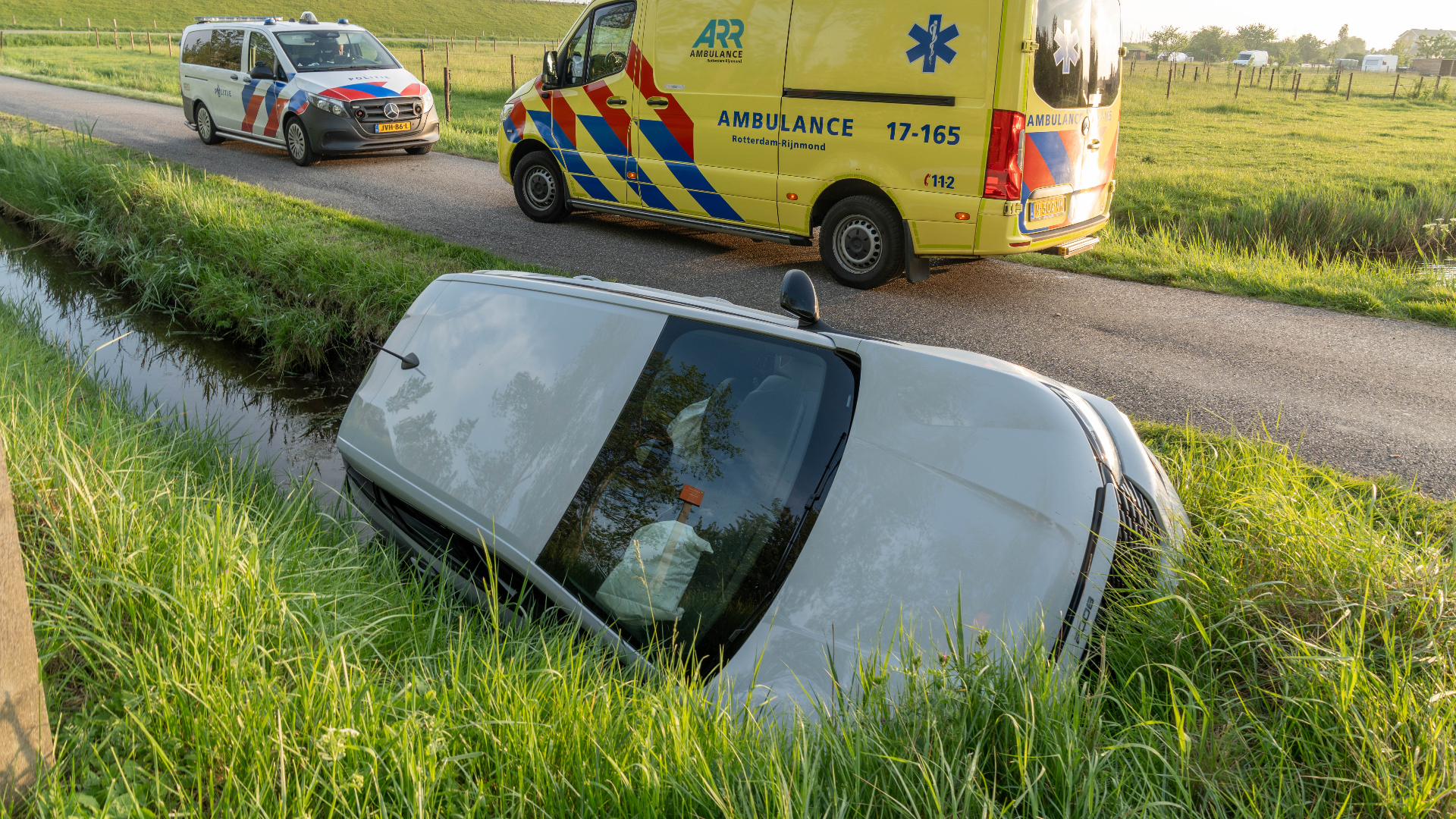 De auto kwam in de sloot terecht langs de Klinkerlandseweg.