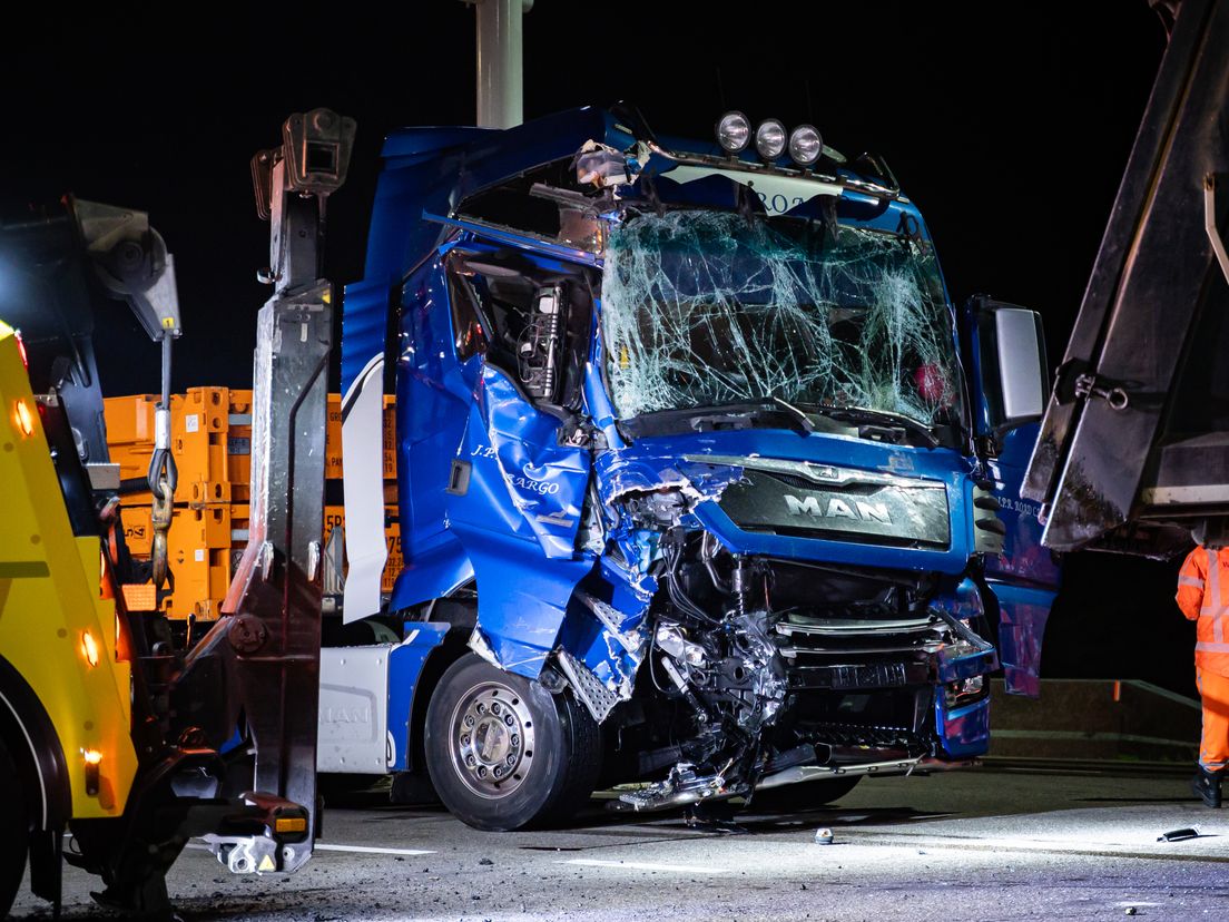 De schade aan de blauwe vrachtwagen is enorm.