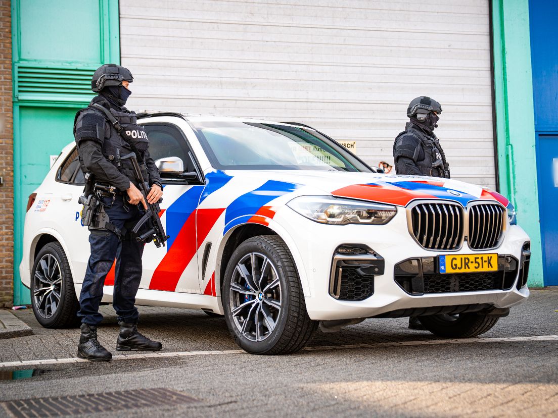 Het pand werd na de vondst bewaakt door zwaarbewapende agenten.