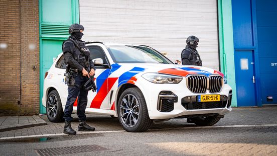 Zwaarbewapende politiebewaking bij garagebox | Fietser gewond na aanrijding door auto. Zwaarbewapende politiebewaking bij garagebox | Fietser gewond na aanrijding door auto.