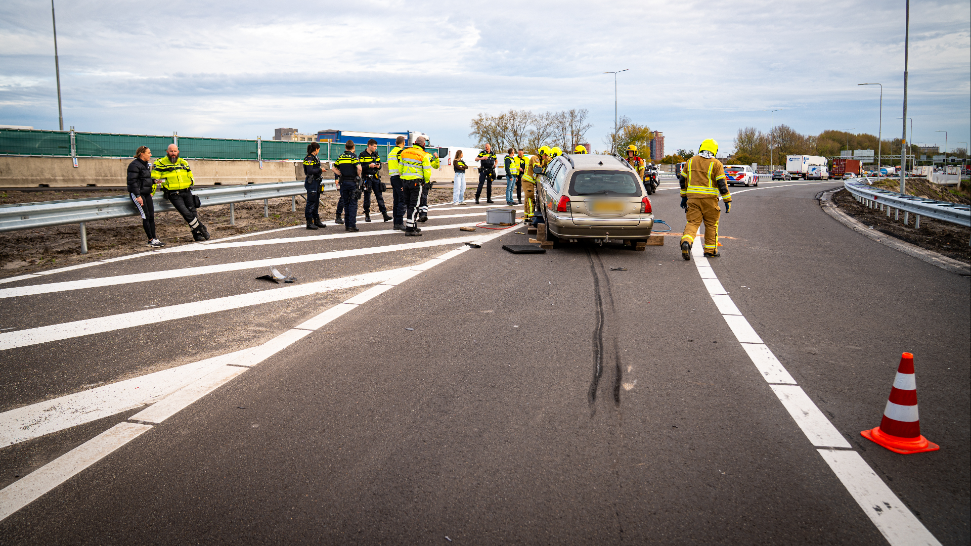De auto raakte flink beschadigd en er staan ook flinke remsporen op de weg.