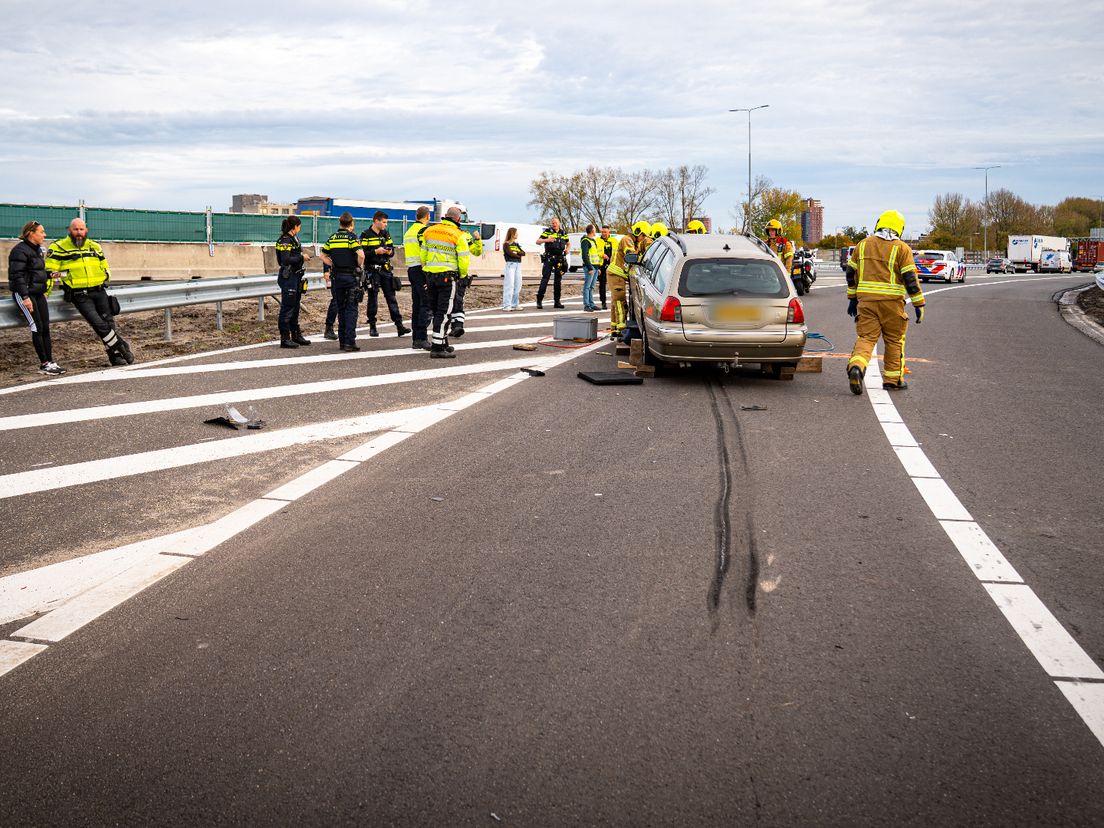 De auto raakte flink beschadigd en er staan ook flinke remsporen op de weg.