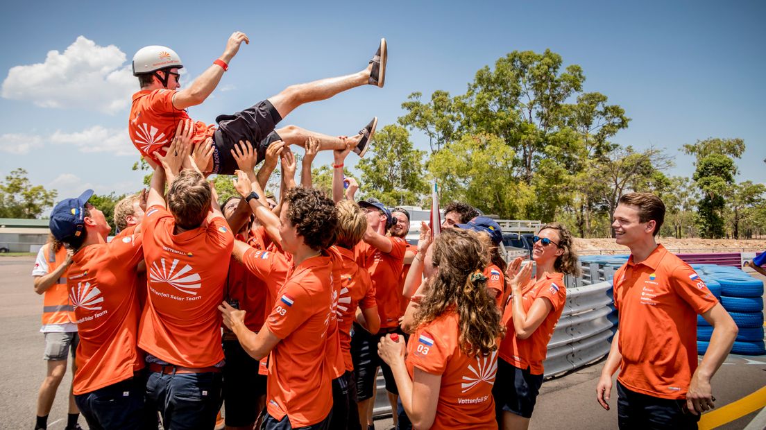 Coureur Max van der Waals op de schouders