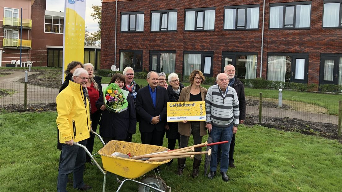 De mensen van de Dorpstuun met de cheque