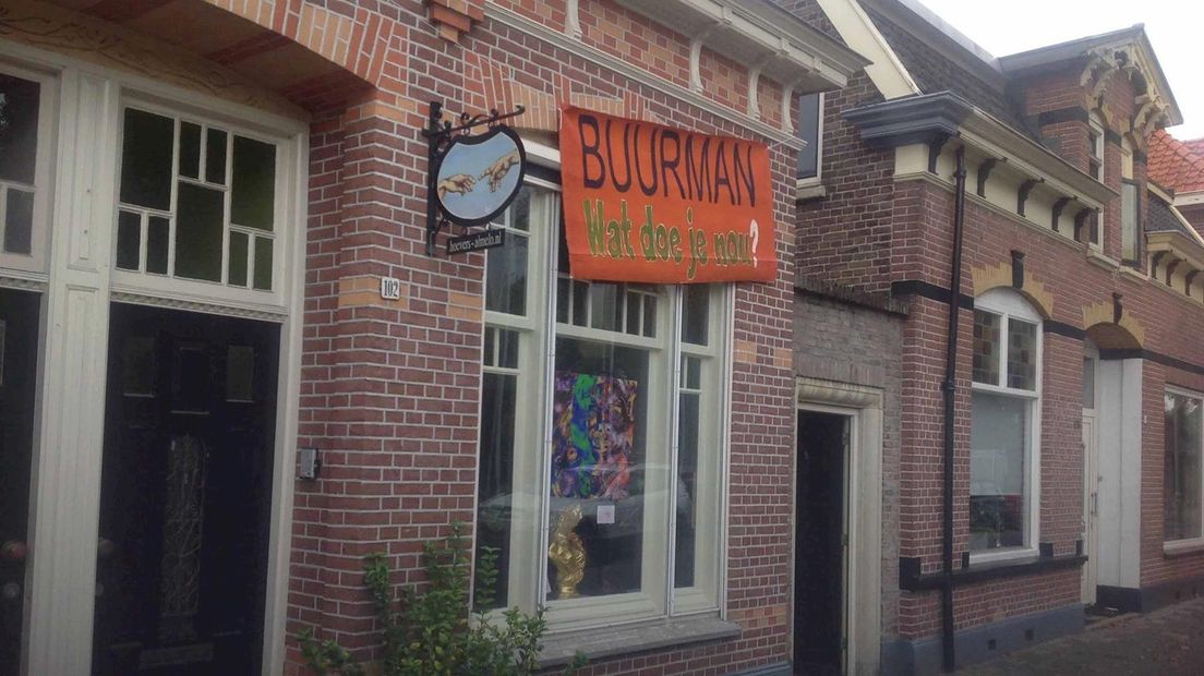 Spandoek aan woning kunstenaar