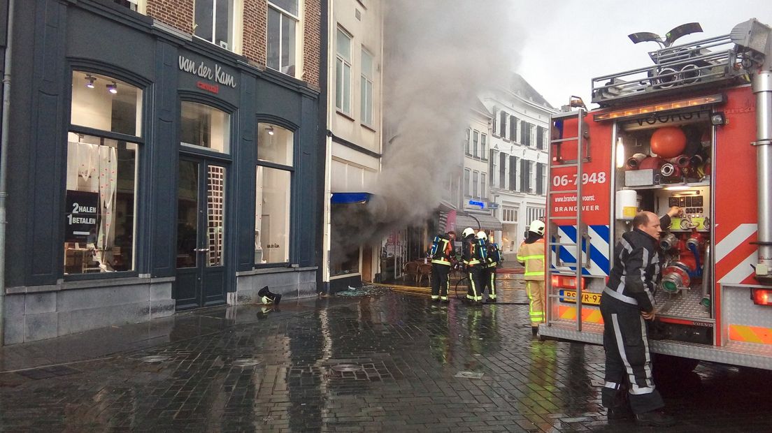 In een pizzeria aan de Houtmarkt in Zutphen woedde vrijdagochtend een zeer grote brand. In de buurt - het historische centrum - zitten veel horecagelegenheden. Inmiddels is de brand onder controle. De eigenaar is ontredderd, vertelde hij tegen Omroep Gelderland.