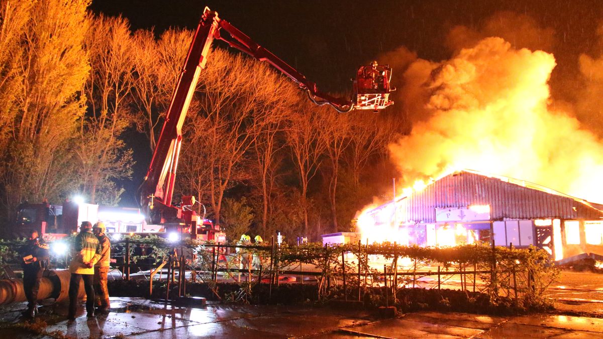VIDEO: Grote brand verwoest twee loodsen in Zuidland