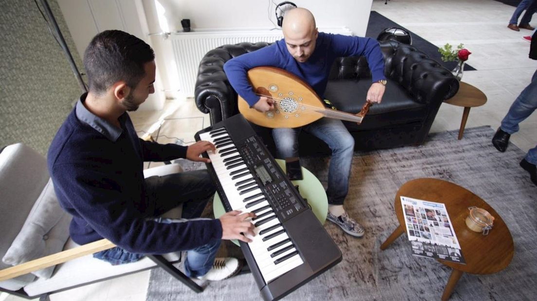 Twee van de drie Syrische vluchtelingen die vanavond optreden in het Koninklijk Concertgebouw